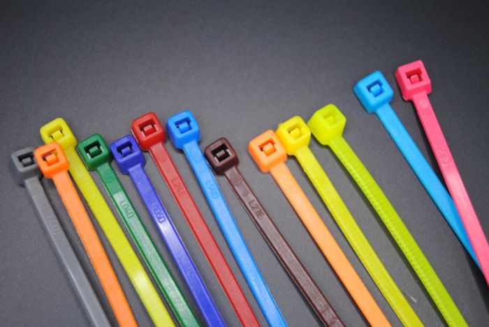 Dây rút nhựa tiếng Anh là nylon cable tie