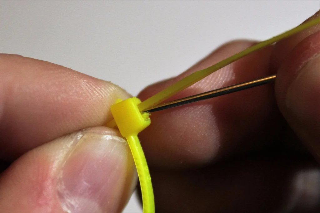 cách tháo dây rút nhựa